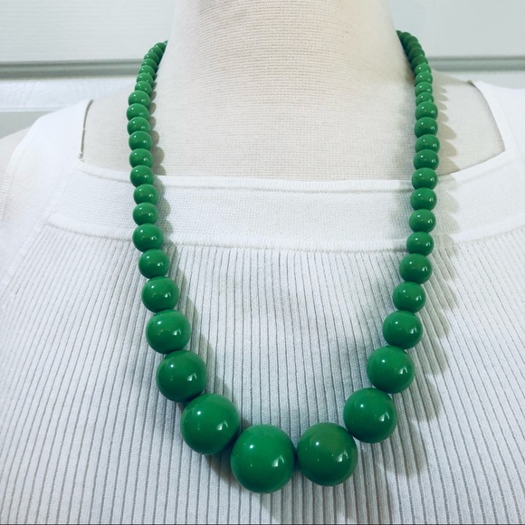 Graduated Acrylic Green Necklace - Picture 6 of 6